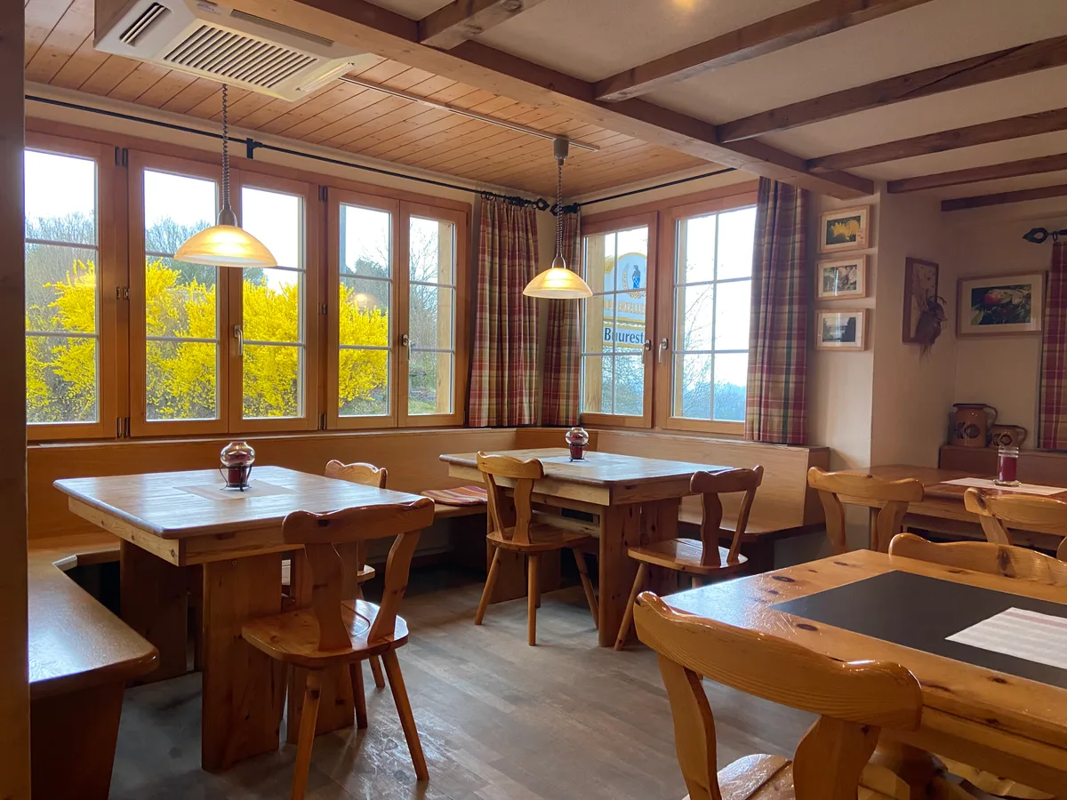 Tische und Stühle in einem urchigen Restaurant.